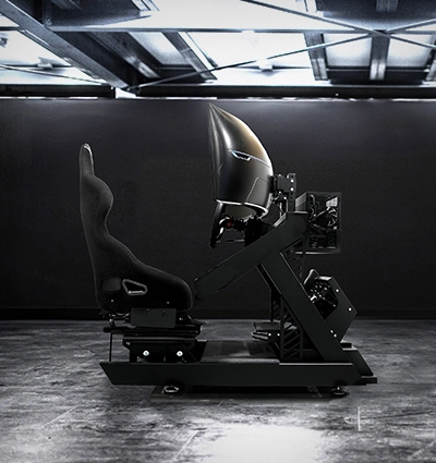 Seitenansicht des ZEEEM RACR R Core Simulators mit Monitor, Rennsitz, Pedalerie und PC -Case.