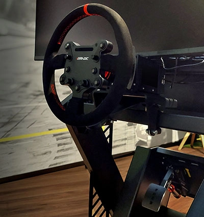 Detailansicht des ZEEEM RACR R CORE Simulators mit Lenkrad, Wheelbase Pedalerie.