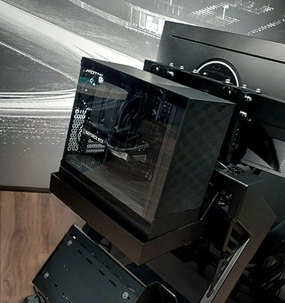 Halterung mit Gaming-PC am ZEEEM RACR R CORE mit leistungsstarker Hardware für realistische Rennsimulationen.