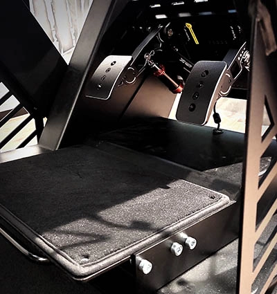 Pedalerie und Fußraum des ZEEEM RACR R CORE mit ergonomischer Fahrerposition.