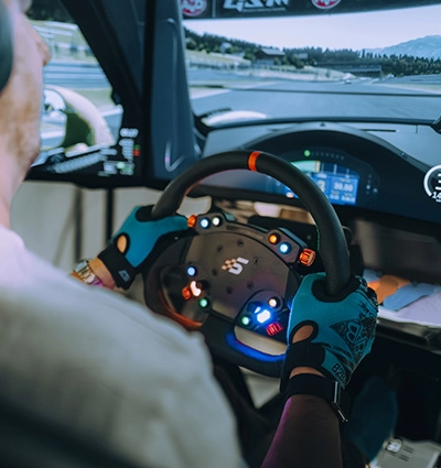 Cockpit-Perspektive im ZEEEM RACR R PERFORMANCE während einer Simracing-Session.