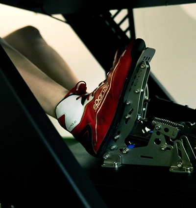 Detailansicht der Pedalerie des ZEEEM RACR R PERFORMANCE während einer Simracing-Session.