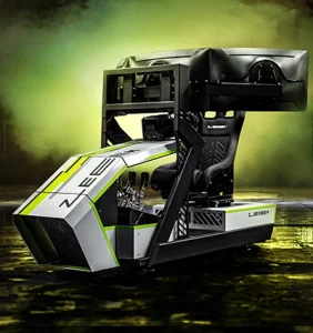 ZEEEM RACR R PERFORMANCE mit Triple-Screen-Setup in der Front-Seitenansicht.