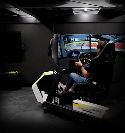 ZEEEM RACR R PERFORMANCE während einer Rennsimulation im Triple-Screen-Setup.