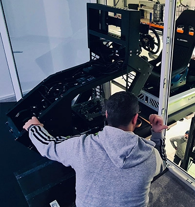 Technischer Kundensupport für ZEEEM Simulatoren bei Einrichtung, Wartung und individueller Anpassung.