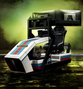 ZEEEM RACR R ULTRA mit Triple-Screen-Setup in der Front-Seitenansicht.